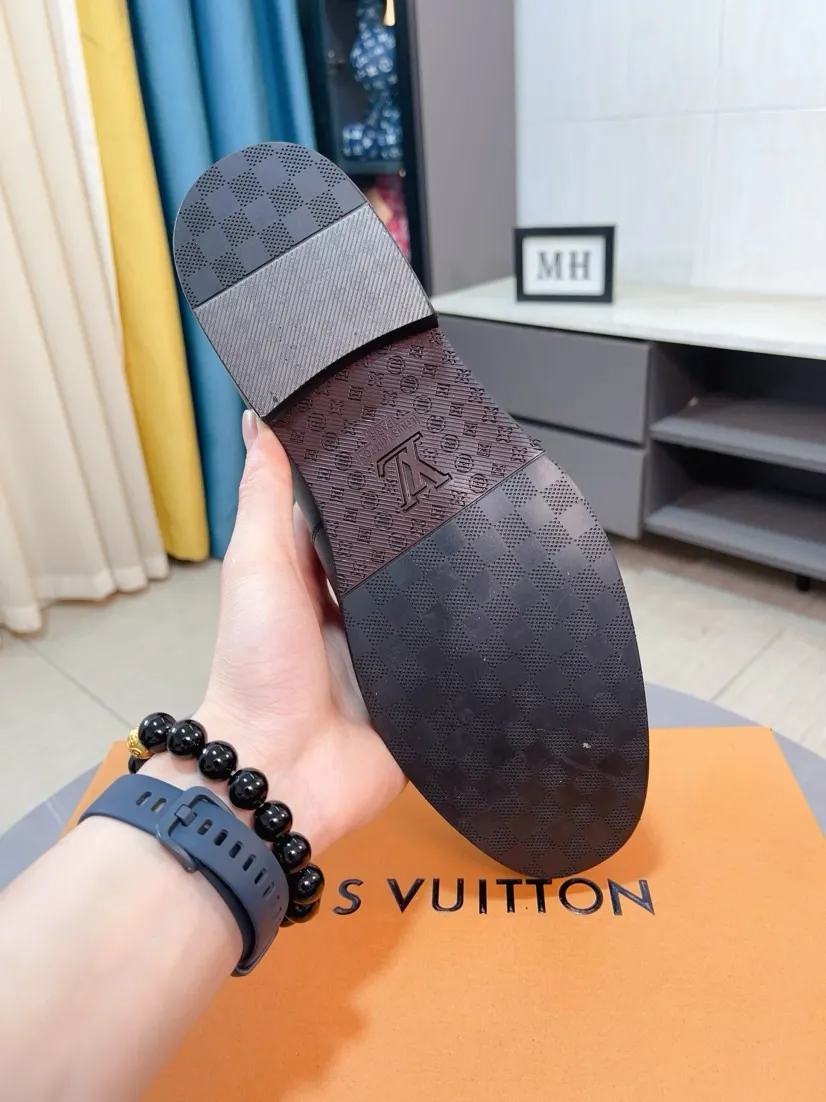 Men's Men's Shoes 💰458🌹🌹Niuli [LV] Louis Vuitton's new open-edge pigskin shoes are the most popular classic. Synchronized with the official website, the upper adopts Italian imported upper embossing➕comfortable cowhide lining, fashionable atmosphere, unique brand and unique craftsmanship. Highlighting the hot style of the new year. Stop hesitating, stop wandering, get it now. Code number: 38--44
